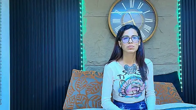Emily Lopera online show from July 10, 2026, 10:21 pm