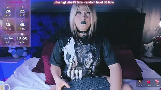  Elissabat  online show from April 15, 2026, 9:04 pm