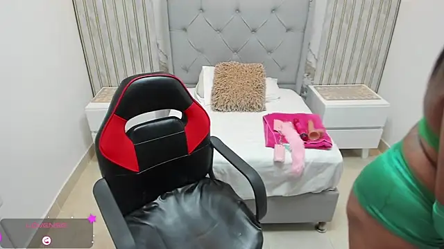 SIENNAMARSHAL online show from April 10, 2026, 12:17 am