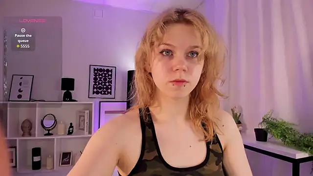 ElizabethVane online show from April 7, 2026, 7:43 am