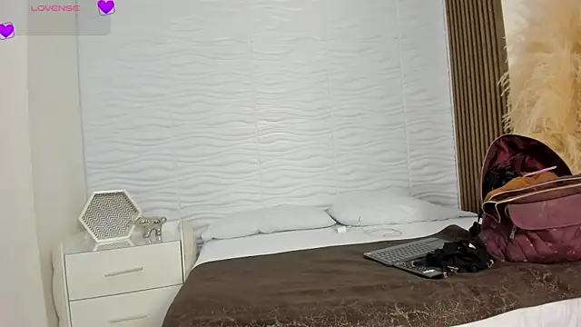 AlondraSoomer online show from April 5, 2026, 5:03 am