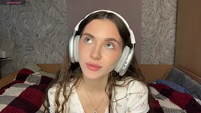 Veluxe online show from April 3, 2026, 3:51 pm