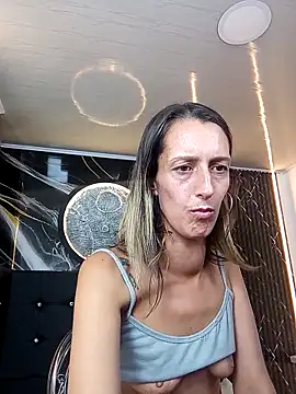 Karolynrousse  online show from April 15, 2026, 3:38 pm