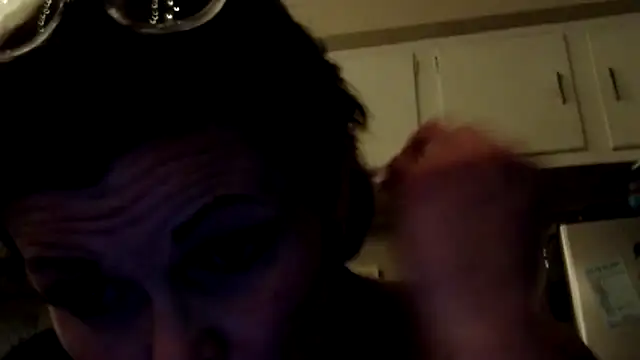 kitty-kitten82 online show from April 6, 2026, 9:10 am