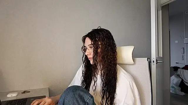 LaritaTocchio online show from April 17, 2026, 6:05 am