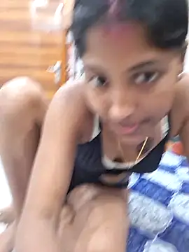 Pari lovers online show from April 17, 2026, 5:49 pm