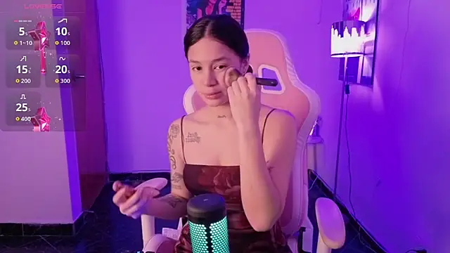 Oliviasims online show from April 5, 2026, 9:43 pm