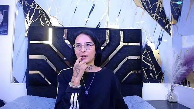 sophiesmithcs online show from April 6, 2026, 8:32 pm