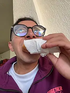 LeonBlazze online show from April 7, 2026, 9:05 pm