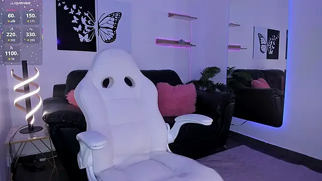 Mia Luna online show from April 14, 2026, 9:31 pm