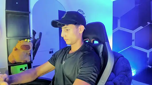 MaxiimoRomano  online show from June 27, 2026, 7:09 pm