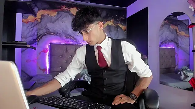 Snapshot of MaxiimoRomano_ chatting on May 6, 2026, 1:37 pm MaxiimoRomano online show from May 6, 2026, 1:37 pm