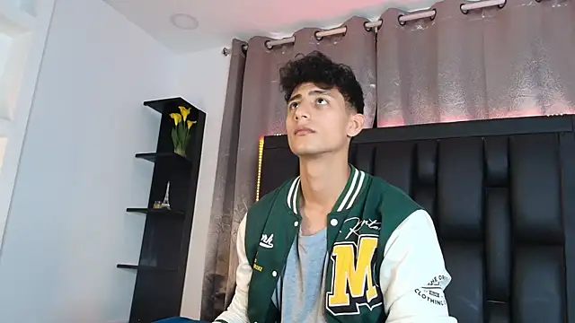 MaxiimoRomano  online show from June 18, 2026, 4:23 pm