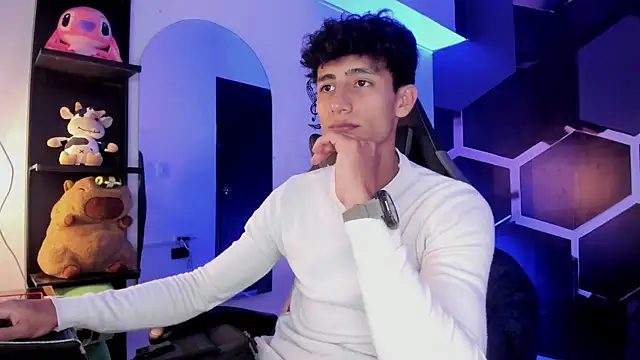 MaxiimoRomano  online show from July 16, 2026, 7:33 pm