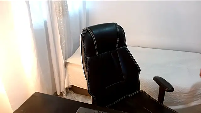 Maia-Sky online show from April 8, 2026, 10:33 pm