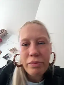 LeniMaria online show from April 3, 2026, 4:02 pm