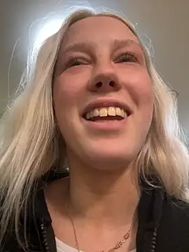 LeniMaria online show from March 25, 2026, 5:56 pm