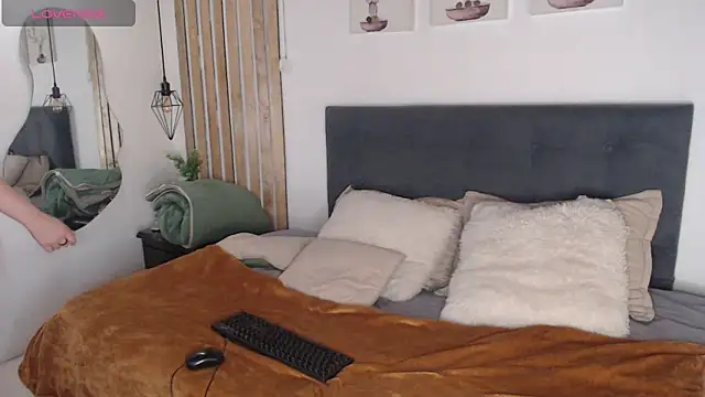 candy  fire online show from April 18, 2026, 2:08 pm