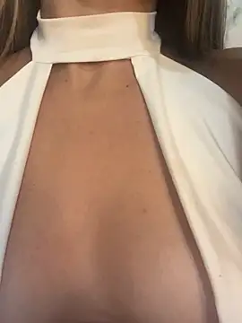 VictoriaWhitmore online show from April 16, 2026, 9:39 pm