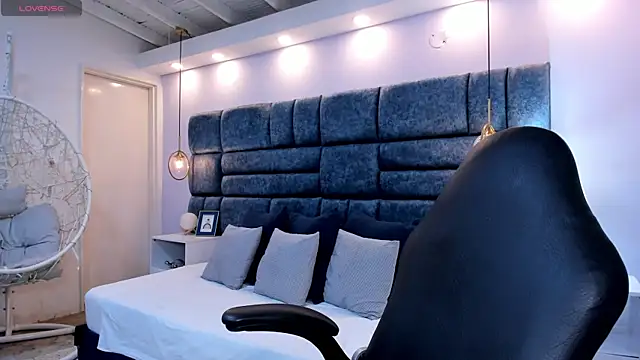 milamonroyy online show from April 18, 2026, 4:48 am