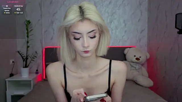 Snapshot of kittysocutie chatting on May 14, 2026, 12:07 am kittysocutie online show from May 14, 2026, 12:07 am