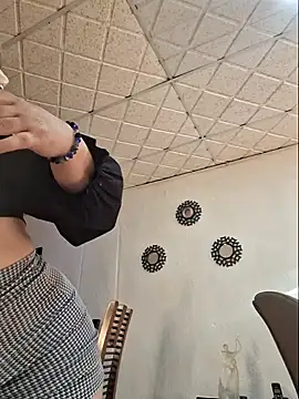 laurabassii online show from April 11, 2026, 10:13 pm