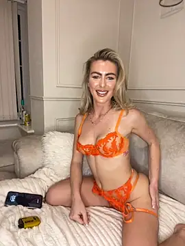 Lola RaeX online show from April 5, 2026, 8:04 pm