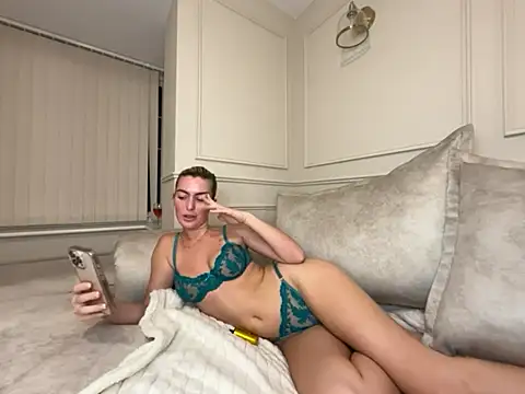 Lola RaeX online show from April 16, 2026, 8:20 pm