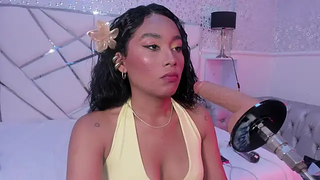 Horny Brunette  online show from April 18, 2026, 3:31 am