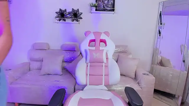 april smiith1 online show from April 14, 2026, 12:21 pm