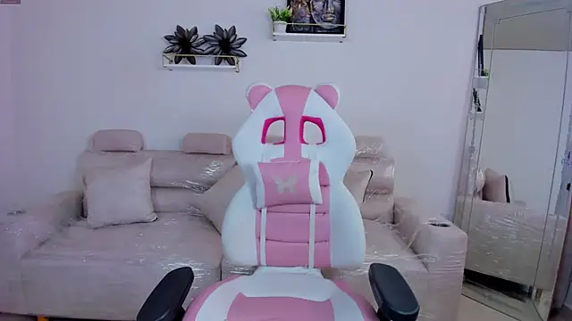 april smiith1 online show from April 16, 2026, 12:39 pm