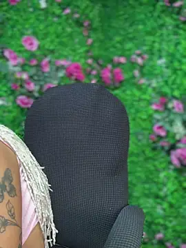 Laila LS online show from April 16, 2026, 9:39 pm