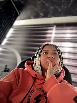 Laila LS online show from April 8, 2026, 1:23 pm