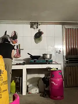 tieuvy6 online show from April 17, 2026, 12:52 pm