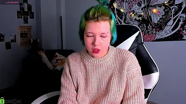 LittleKittenStar online show from April 19, 2026, 2:56 am