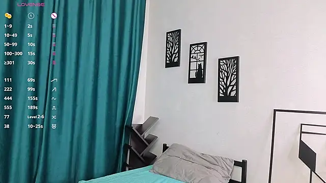 SilvaBoutros online show from April 15, 2026, 7:58 pm