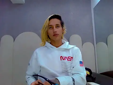 samantha bliss24 online show from April 15, 2026, 7:18 pm