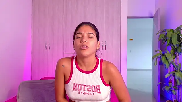 isabellahofmann online show from April 15, 2026, 10:32 pm