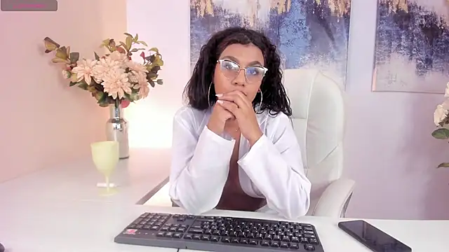 lunavelvet   online show from April 10, 2026, 1:07 pm