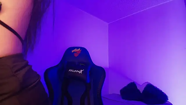 Nicolwhitee online show from April 14, 2026, 12:10 pm