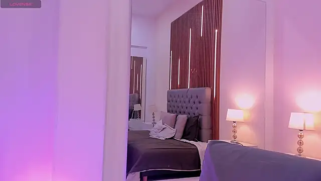 LiaSalvatore online show from April 11, 2026, 1:37 pm