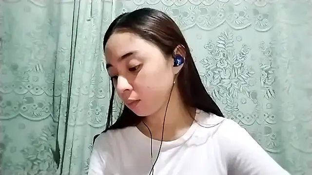 LenoraLacassagne online show from April 9, 2026, 3:29 pm