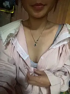 Snapshot of Emmi_cute9x chatting on July 1, 2026, 1:39 am Emmi cute9x online show from July 1, 2026, 1:39 am