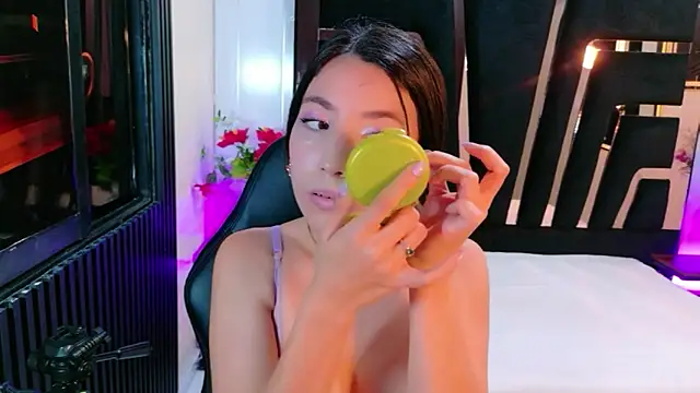 MiaLovelyn online show from April 16, 2026, 8:31 pm