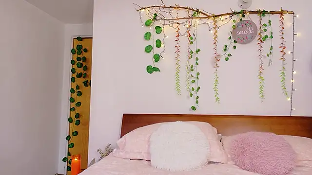 Ajua  Uva online show from April 17, 2026, 10:12 pm