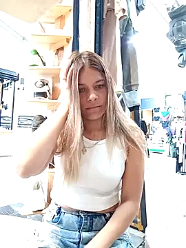 alanna6950 online show from April 15, 2026, 4:22 pm