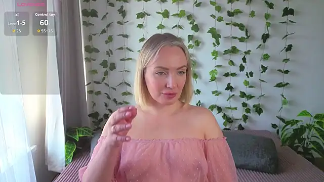 MonikFoxi online show from April 17, 2026, 4:04 am