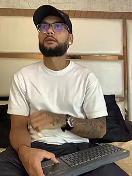 KyleJoss30 online show from April 9, 2026, 9:32 pm