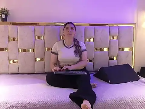 HELLEN MARK online show from March 25, 2026, 11:42 am