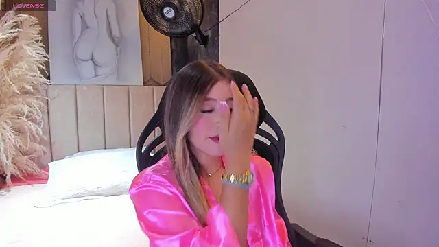 EmilyJohnsoon online show from April 6, 2026, 8:32 pm